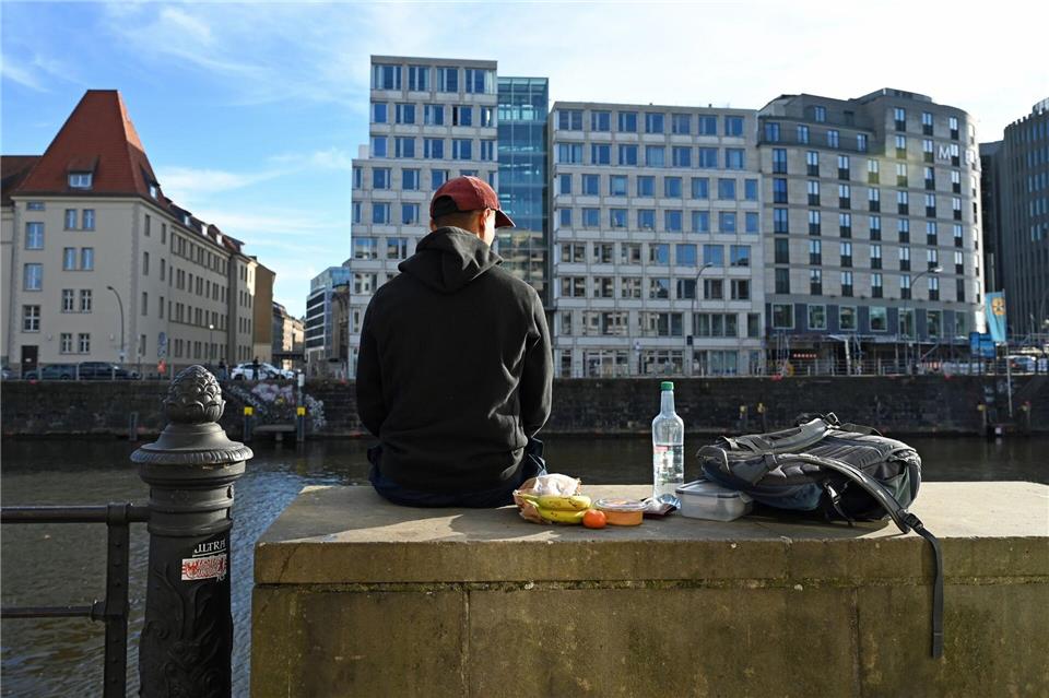 Glück als Nebenprodukt: Wohlbefinden entsteht oft durch kleine Momente wie Spaziergänge, Gespräche oder neue Erfahrungen, ohne Zwang oder Erwartungen.Elisa Schu/dpa/dpa-tmn