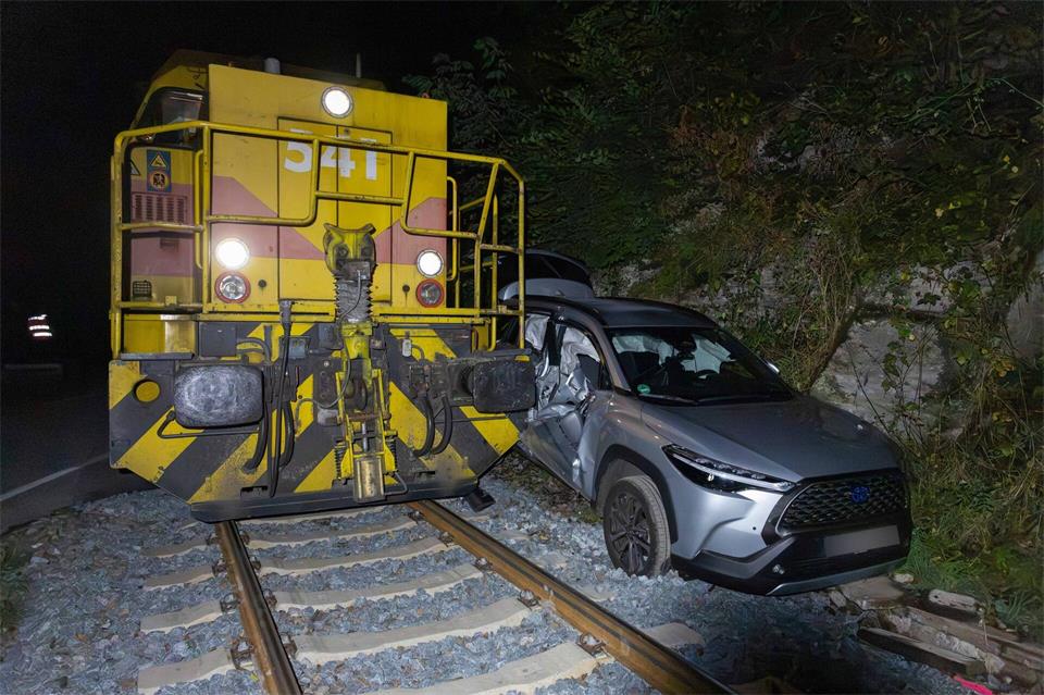 Glück im Unglück: Der Fahrer konnte sich nach dem Zusammenstoß an einem Bahnübergang selbst befreien. Er kam trotzdem in ein Krankenhaus.Justin Brosch/d/dpa