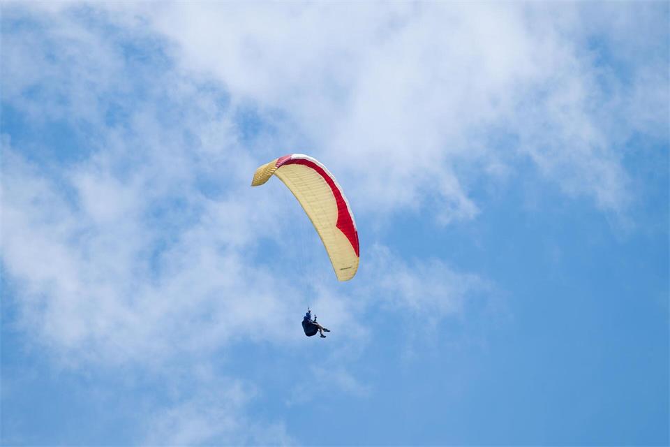 Glück im Unglück hatte ein Gleitschirmflieger. (Symbolbild)Uwe Anspach/dpa