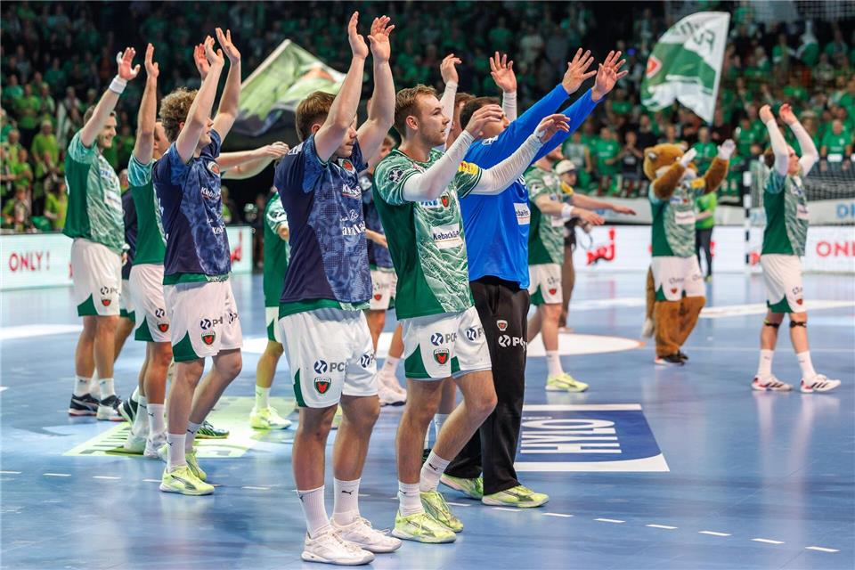 Glücklich, aber auch platt: Die Füchse feiern den Heimsieg gegen den THW Kiel.Andreas Gora/dpa