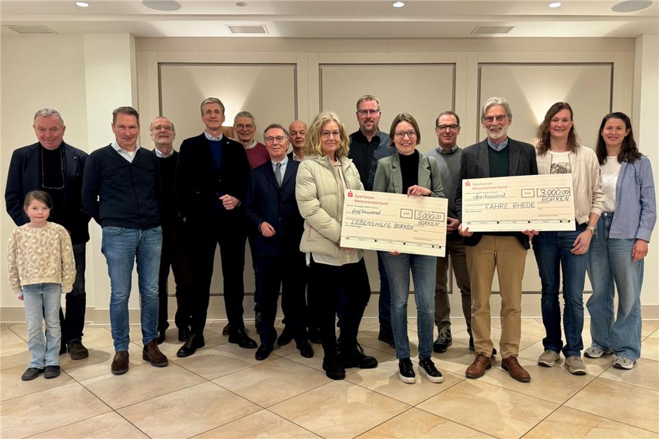 Glückliche Gesichter bei der Spendenübergabe im Haus Fliederbusch.