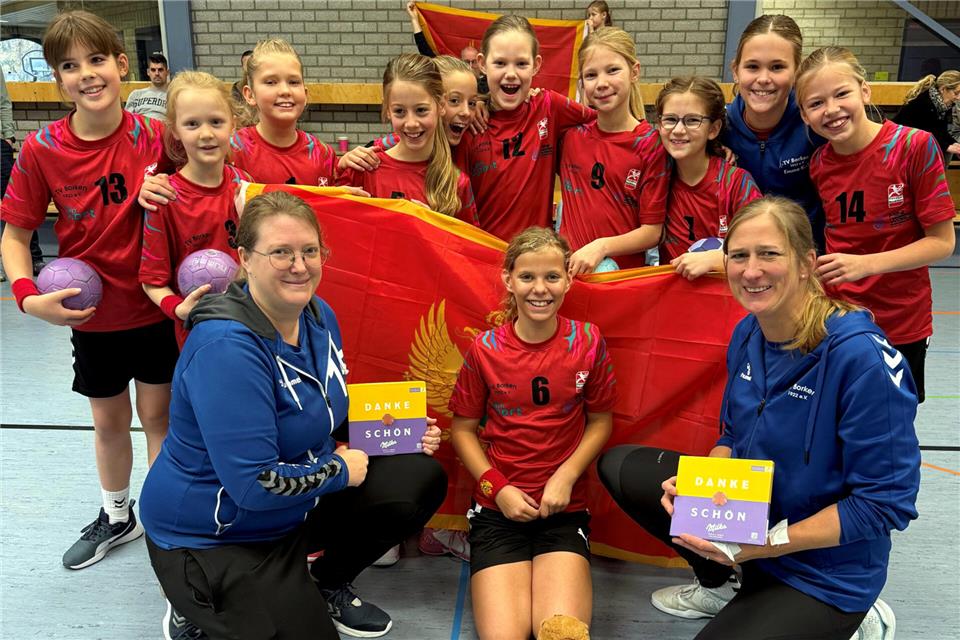 Glückliche Gesichter, obwohl die Reise des TV Borken bei der Mini-WM in Solingen endete: Tessa Gemander, Greta Ossing, Pauline Schwoy, Luise Schwoy, Jette Baumeister, Mia-Lynn Beier, Josefine Bengfort, Anna Rentmeister, Frieda Pansegrau, Stella Schellhöh, Mathilda Mattmüller, Emma Klein-Thebing und Antonia Niewerth mit ihren Trainerinnen Miriam Ossing und Chantal Gemander.