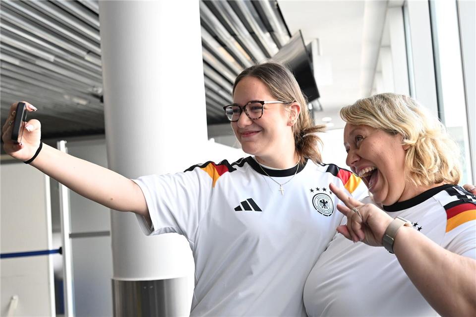 Glückliche Passagiere: Auch Leonie und Anja bekamen ein Deutschland-Trikot vor dem Linienflug mit der Nationalmannschaft nach Chicago.   Federico Gambarini/dpa