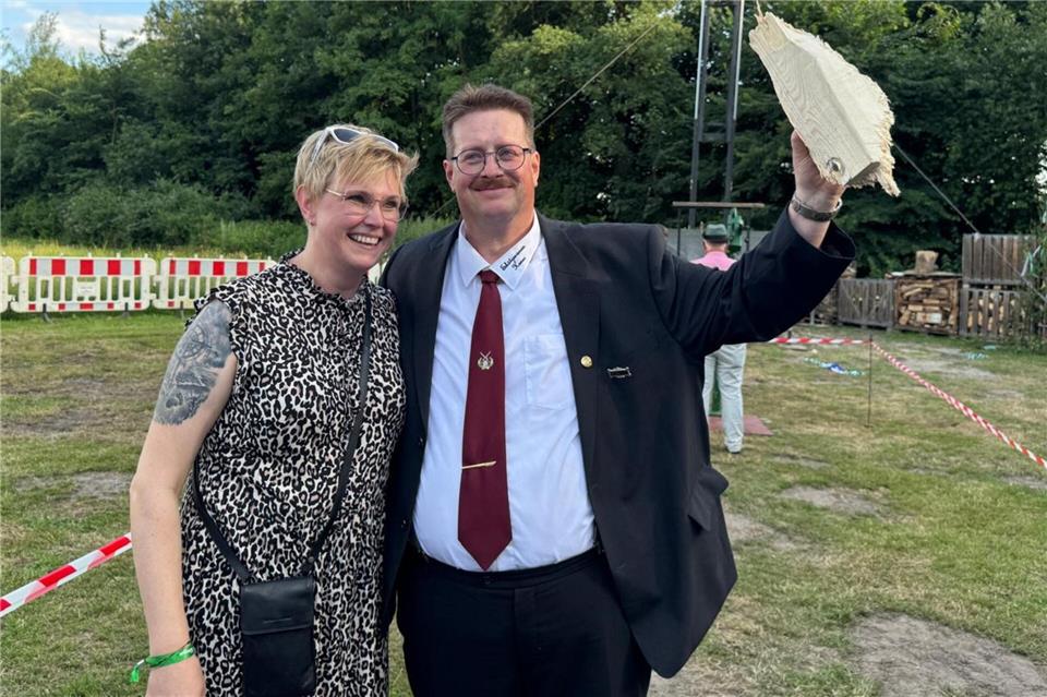 Glücklicher Kaiser: André Olbing sicherte sich diese besondere Würde mit dem 225. Schuss. Kaiserin wurde Andrea Lehmbrock.