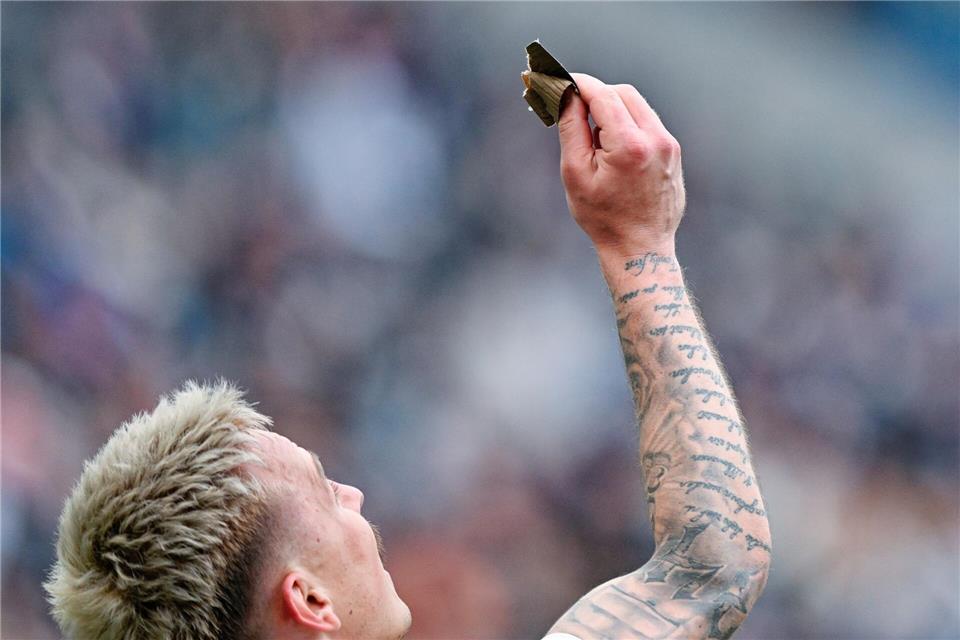 Glücksbringer unter dem Schienbeinschoner: der Mainzer Doppeltorschütze Phillip Tietz. Uwe Anspach/dpa