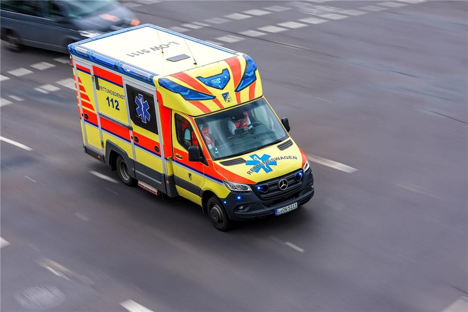Glühend heißer Teer verletzt einen Arbeiter schwer. (Archivbild) Jan Woitas/dpa