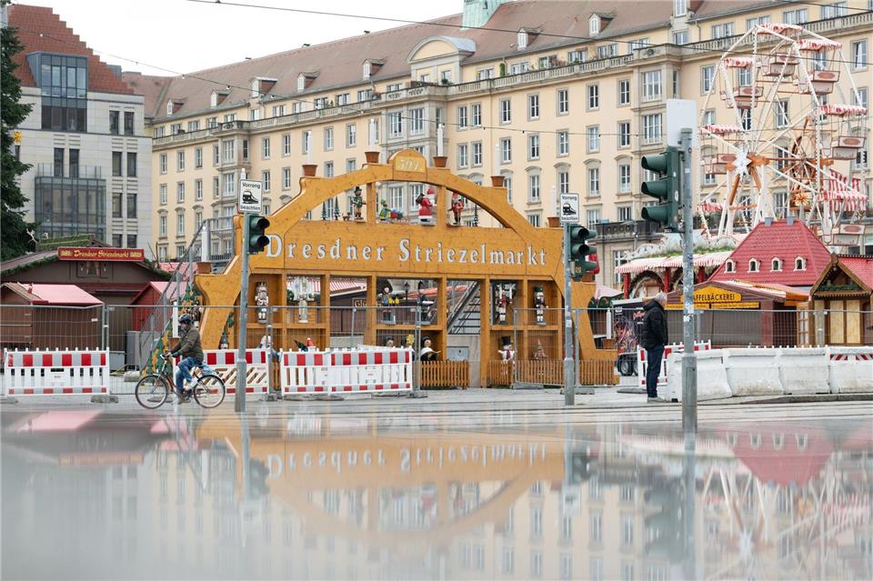 Glühwein auf dem Dresdner Striezelmarkt kostet laut einem Händler so viel wie im vergangenen Jahr. Sebastian Kahnert/dpa
