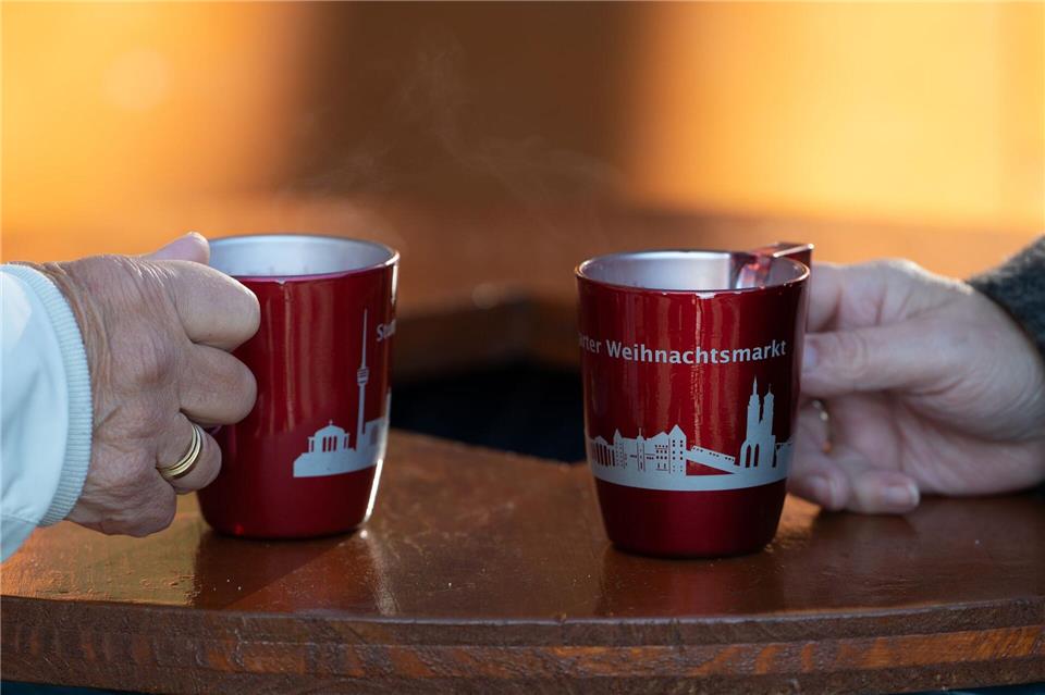 In diesen Städten wird der Glühwein etwas teurer  Glühweinpreis steigt teilweise. (Foto-Archiv)Helena Dolderer/dpa