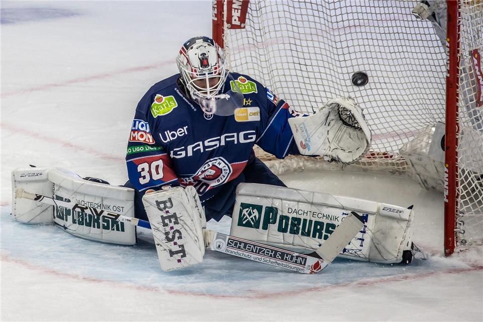 Goalie Jake Hildebrand hatte mit einer starken Leistung entscheidenden Anteil am Erfolg der Eisbären Berlin gegen Ingolstadt.Andreas Gora/dpa