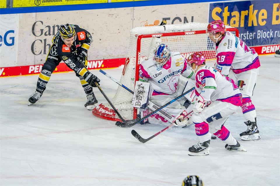 Goalie Jonas Neffin (M) war in den letzten Spielen ein Erfolgsgarant bei den Eisbären Berlin. (Archivbild)picture alliance / Maximilian Koch
