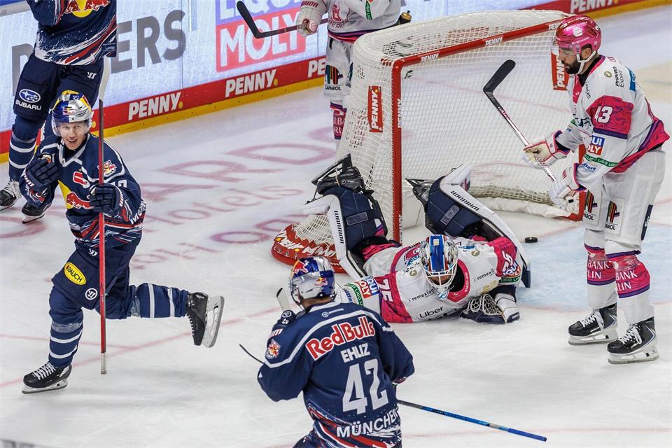 Goalie Jonas Neffin und Andreas Eder (r.) von den Eisbären Berlin können das dritte Tor der Münchener nicht verhindern. Andreas Gora/dpa