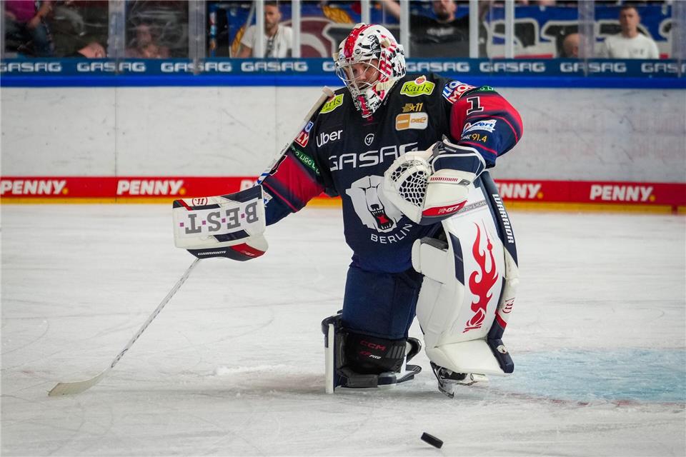 Goalie Jonas Stettmer konnte die Niederlage der Eisbären Berlin bei den Löwen Frankfurt nicht verhindern. (Archivbild)Soeren Stache/dpa