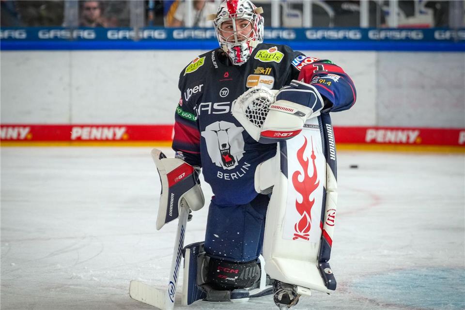 Goalie Jonas Stettmer konnte die Niederlage der Eisbären Berlin in Salzburg nicht verhindern.Soeren Stache/dpa