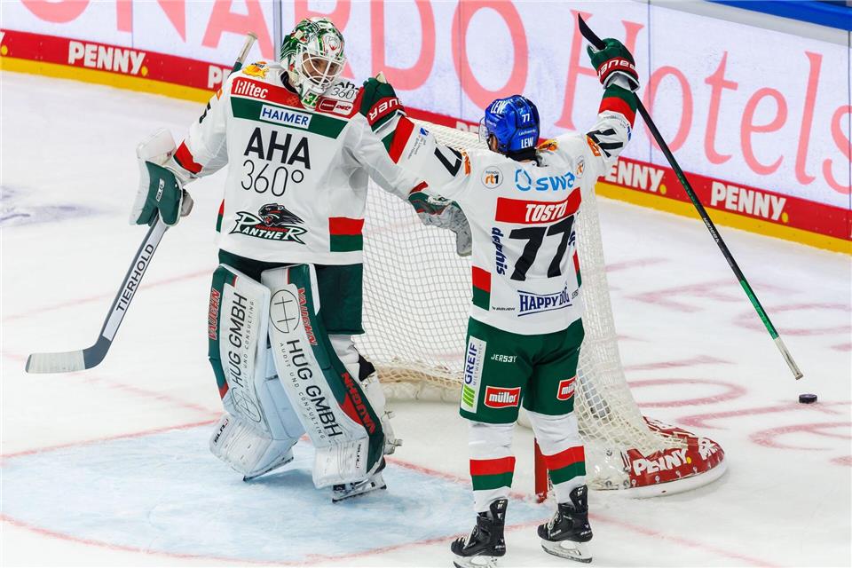 Goalie Markus Keller (l) ist wieder zurück auf dem Eis. (Archivbild)Andreas Gora/dpa