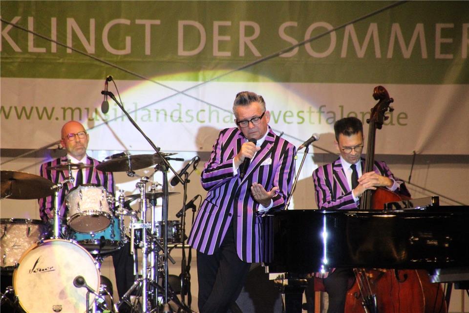 Götz Alsmann präsentierte sein Programm „In Rom“ auf dem Innenhof des Raesfelder Schlosses. 