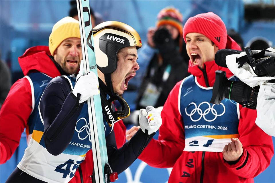Gold-Coup: Skispringer Philipp Raimund schreit seine Freude über den Olympiasieg heraus. (Archivbild)Daniel Karmann/dpa