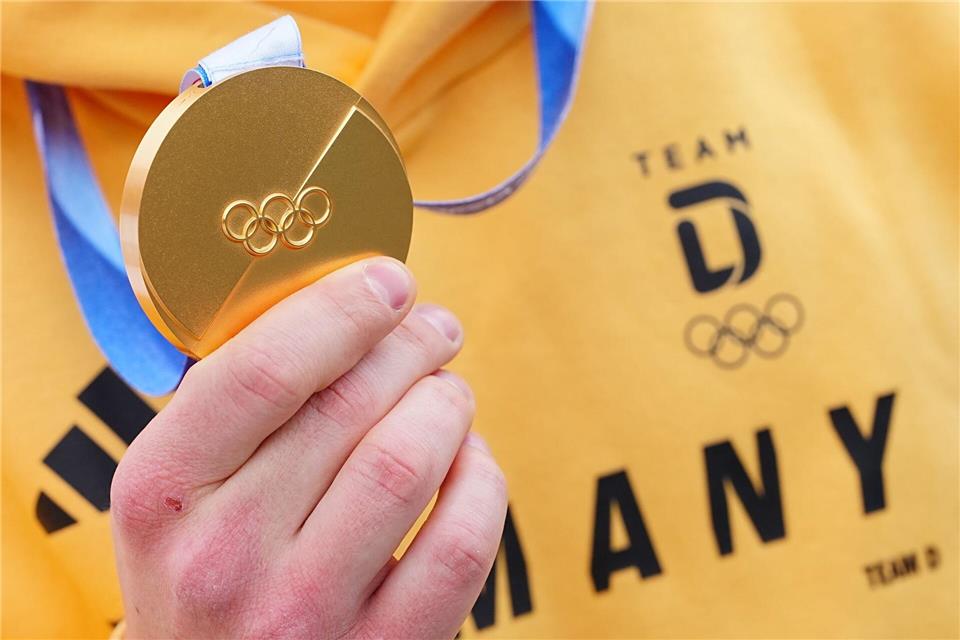 Gold gab es für das deutsche Team seltener als vor vier Jahren - hier die Medaille von Rodler Max Langenhan. (Archivbild)Michael Kappeler/dpa