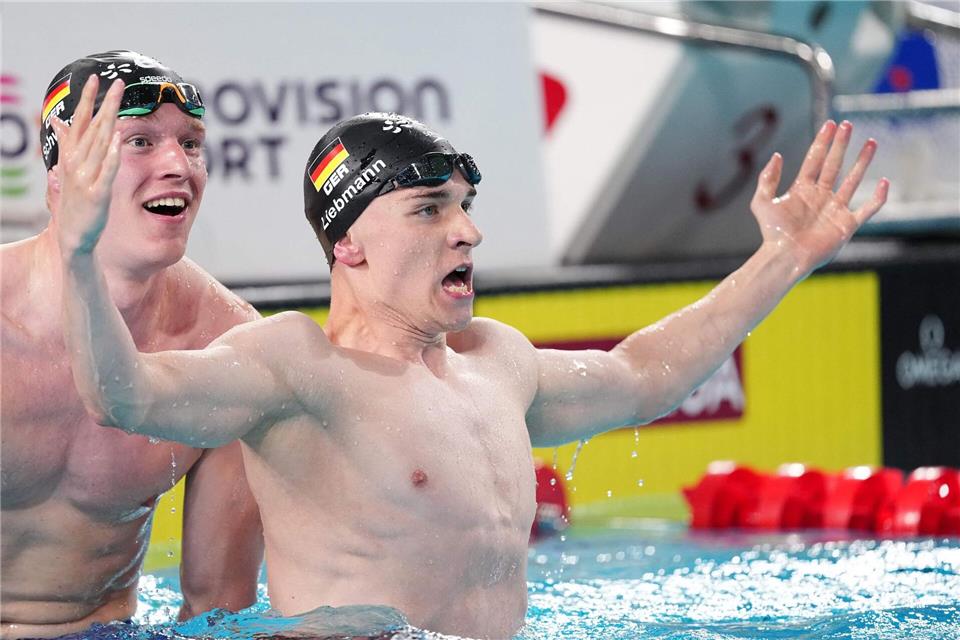 Gold und Silber: Johannes Liebmann (r) und Sven Schwarz zeigen Stärke.Sebastien Bozon/AFP/dpa