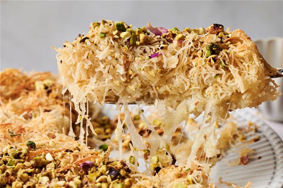 Goldbraun und knusprig kommt Shmaila Ullah Dahers Künefe aus dem Ofen, wird mit Zuckersirup übergossen, mit gehackten Pistazien bestreut und warm serviert.Shmaila Ullah Daher/dpa-tmn