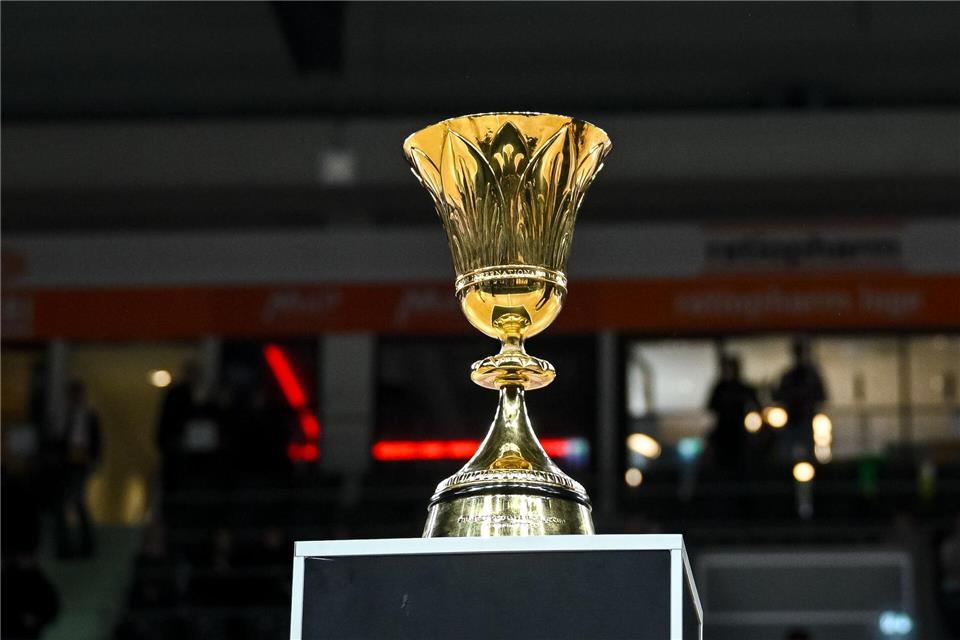 Goldener Glanz: Der WM-Pokal war in Neu-Ulm zu sehen.Harry Langer/dpa