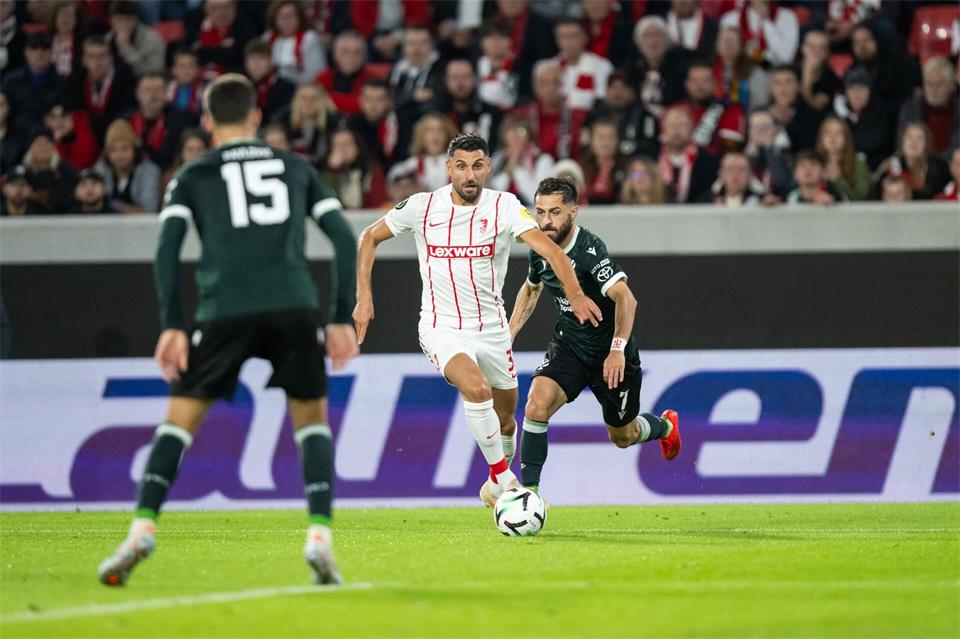 Goldenes Füßchen: Vincenzo Grifo (M) traf per Freistoß zum Freiburger 1:0.Silas Stein/dpa