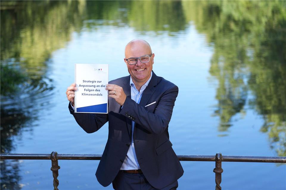 Goldschmidt stellt die Strategie des Landes Schleswig-Holstein zur Anpassung an die Folgen des Klimawandels in einem Kieler Park vor, der gerade für den Klimawandel fit gemacht wird.Marcus Brandt/dpa