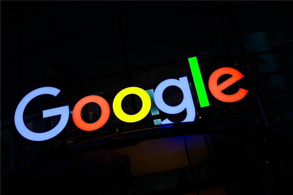Google könnte nach Ansicht der EU-Kommission auf dem KI-Markt gegen Wettbewerbsrecht verstoßen haben. (Archivbild)Christian Charisius/dpa