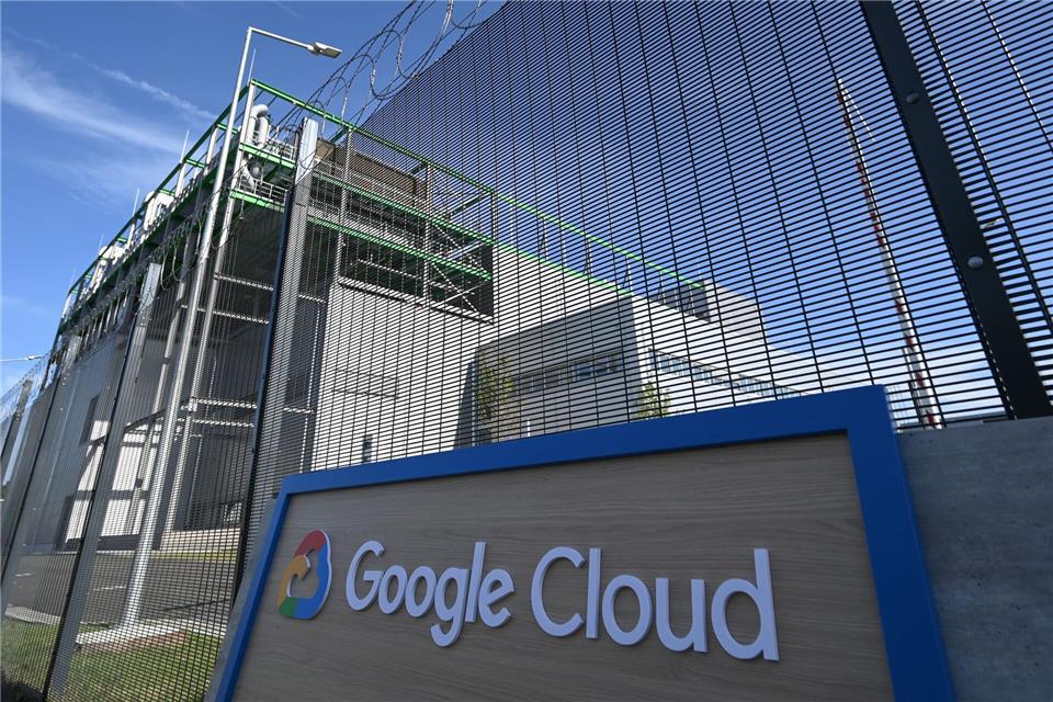 Google konzentriert sich mit seinen deutschen Rechenzentren auf den Großraum Frankfurt, auch weil sich in der Nähe der große Internetknoten DE-CIX befindet. (Archivbild) Arne Dedert/dpa