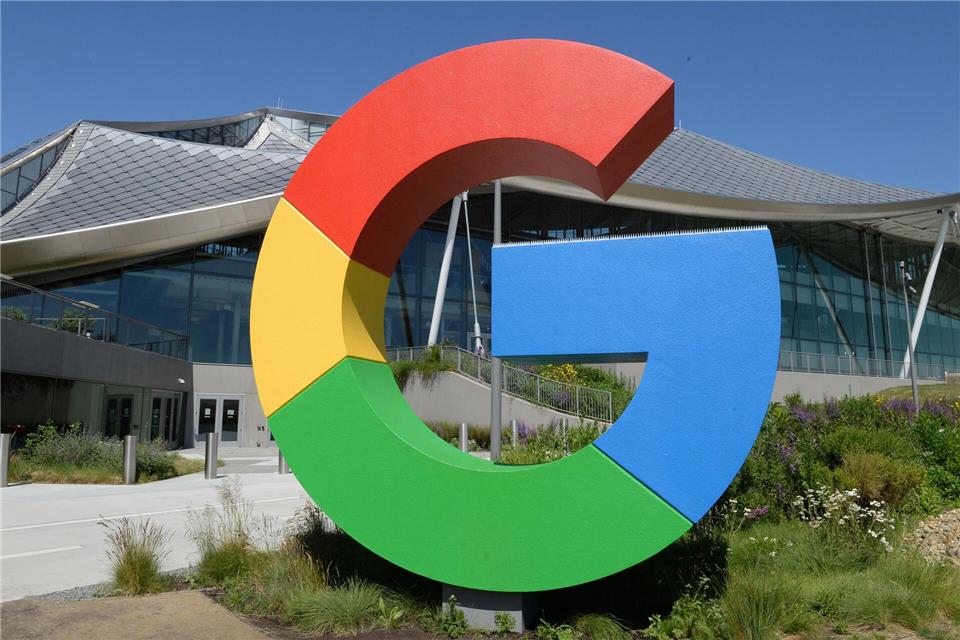 Google weitete die mit KI erstellen Zusammenfassungen über Suchergebnissen unter dem Druck neuer Rivalen aus. (Archivbild)Andrej Sokolow/dpa