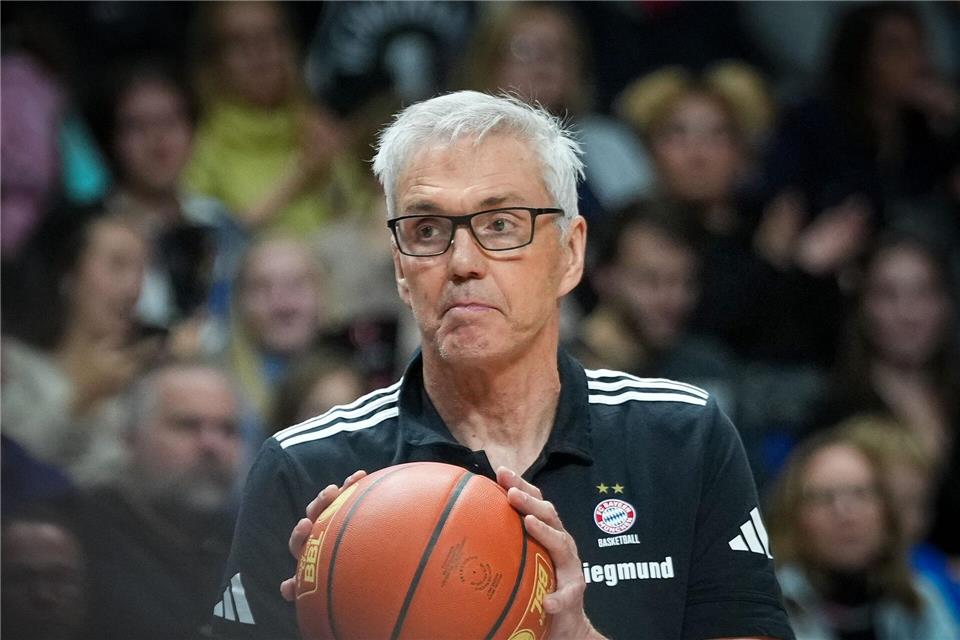 Gordon Herbert und die Bayern-Basketballer feiern einen wichtigen Sieg in der Euroleague.Soeren Stache/dpa