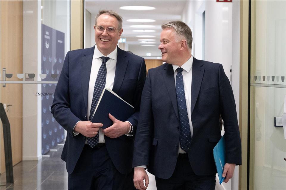 Gordon Schnieder (CDU, rechts) und Alexander Schweitzer (SPD) haben sich auf einen rund 100-seitigen Koalitionsvertrag verständigt. Boris Roessler/dpa