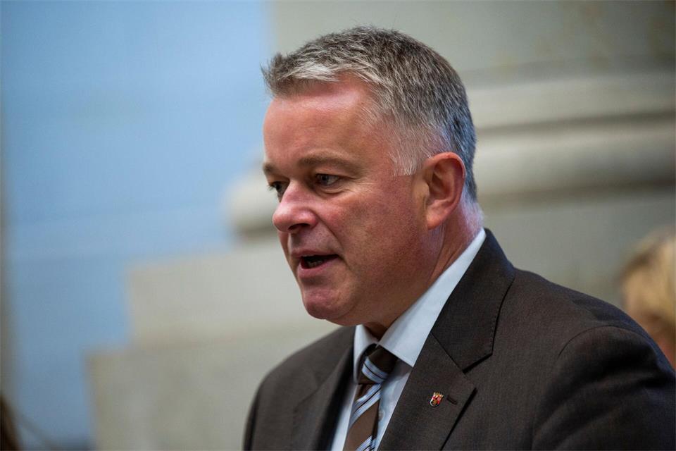 Gordon Schnieder fordert von SPD und Grünen bei der Linken den gleichen Maßstab anzulegen wie bei der AfD. (Archivbild)Christophe Gateau/dpa