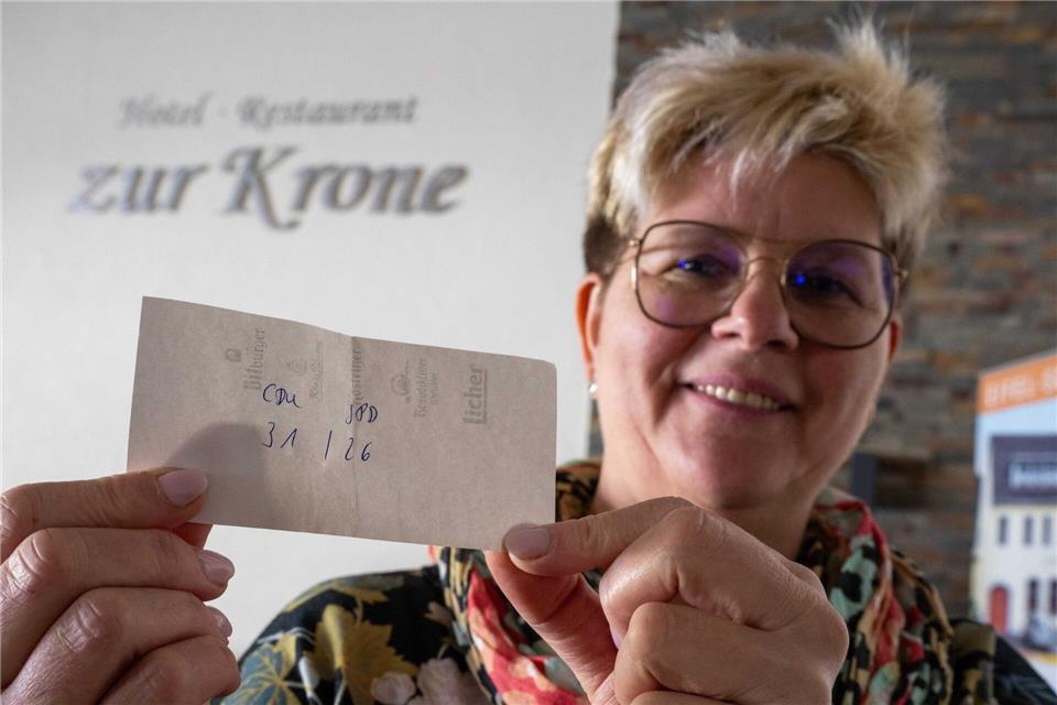 Gordon Schnieder hat am Sonntag gegen 12 Uhr das Wahlergebnis schon vorausgeahnt, zeigt Simone Göres. Harald Tittel/dpa