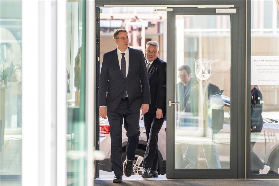 Gordon Schnieder lässt nach den Sondierungsverhandlungen noch seinem Vorgänger den Vortritt. (Archivbild)Andreas Arnold/dpa