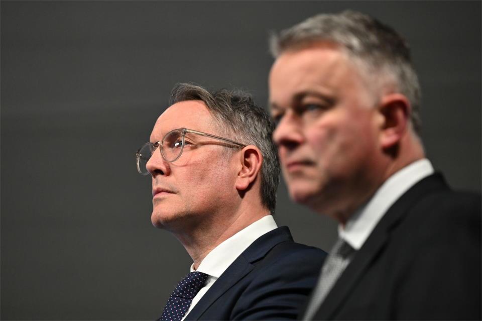 Gordon Schnieder (r) und Alexander Schweitzer (l) betonen die traditionelle Nähe von Rheinland-Pfalz zur USA. (Archivbild)Florian Wiegand/dpa