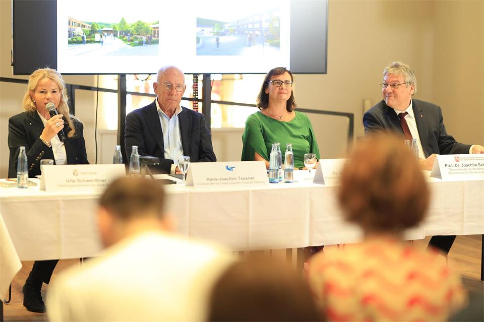 Goslars Oberbürgermeisterin Urte Schwerter (v.l.), Hans-Joachim Tessner, die Präsidentin der Technischen Universität Clausthal, Sylvia Schattauer, und der Staatssekretär im Wissenschaftsministerium, Joachim Schachtner stellten das Projekt vor.Matthias Bein/dpa