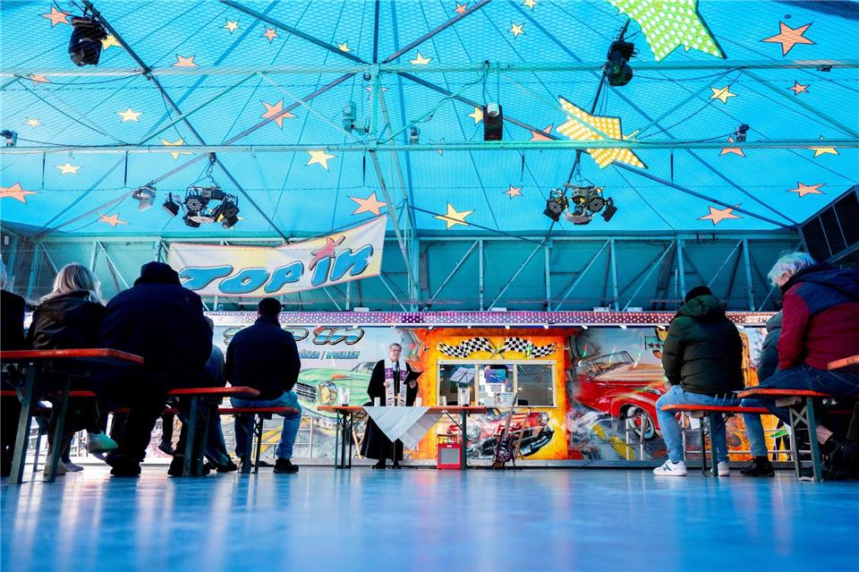 Gottesdienst auf dem Autoscooter – Kirche trifft Freimarkt Gottesdienst am Reformationstag im Autoscooter auf dem Freimarkt. Hauke-Christian Dittrich/dpa