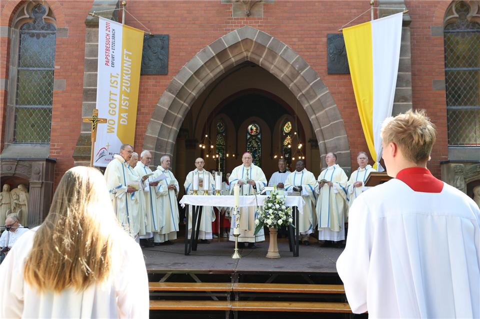 Gottesdienst bei der Pferdewallfahrt an der Kapelle Etzelsbach im Eichsfeld.Matthias Bein/dpa