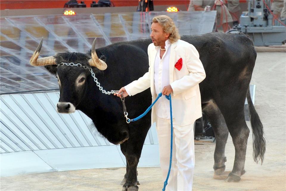 Gottschalk 2009 bei einer Mallorca-Ausgabe von „Wetten, dass..?“ mit einem Stier.Patrick Seeger/dpa