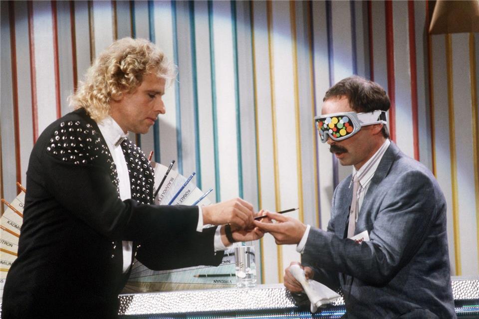 Gottschalk reicht seinem Wettkandidaten, dem damaligen Chefredakteur des Satiremagazins „Titanic“, Bernd Fritz, während der ZDF-Show „Wetten dass...?“ einen Buntstift.Bernd Weissbrod/dpa