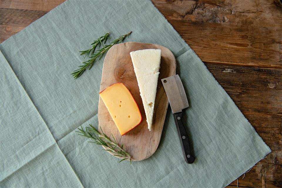 Gouda (l) und Parmesan gehören zu den Käsesorten, die für Laktoseintolerante meist gut verträglich sind.picture alliance / dpa-tmn