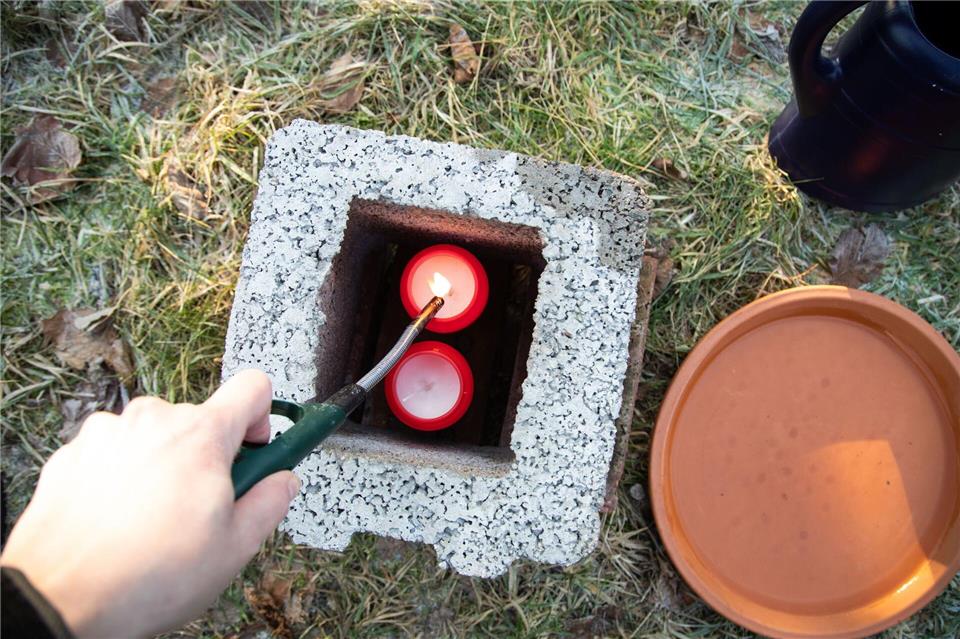 Grablichter in den Pflanzstein stellen und anzünden.Christin Klose/dpa-tmn