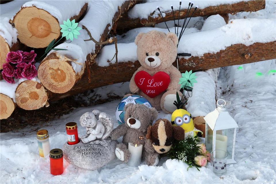 Grablichter und Kuscheltiere stehen an der Unfallstelle im Landkreis Rostock. Bernd Wüstneck/dpa