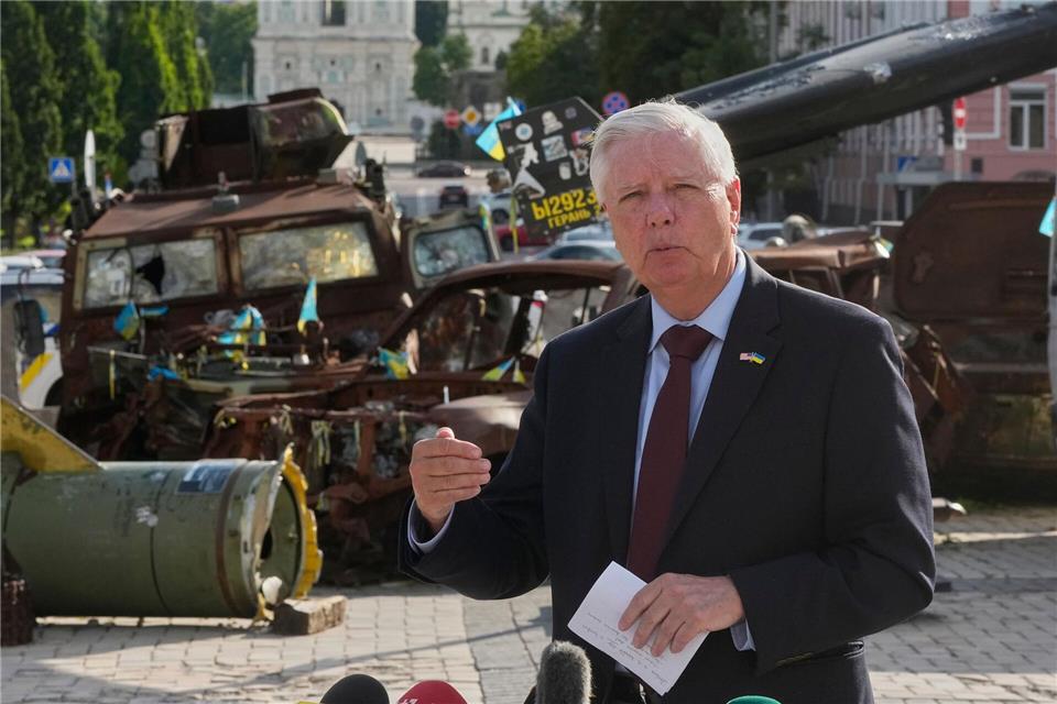 Graham war am Freitag noch in Kiew, wo er auch Präsident Selenskyj traf. (Archivbild)Efrem Lukatsky/AP/dpa
