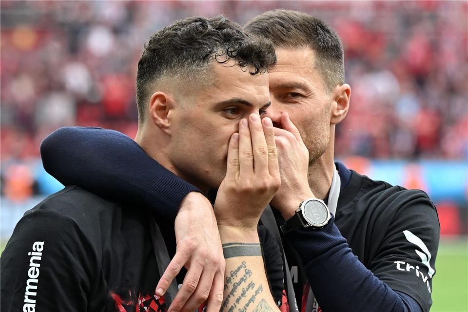 Granit Xhaka (l) könnte sich wieder seinem alten Trainer anschließen. (Archivbild)Federico Gambarini/dpa