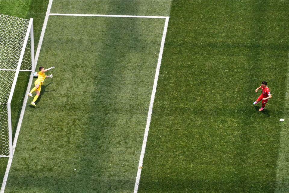 Granit Xhaka verwandelt einen Elfmeter für die Schweiz. (Archivbild)Mark J. Terrill/AP/dpa