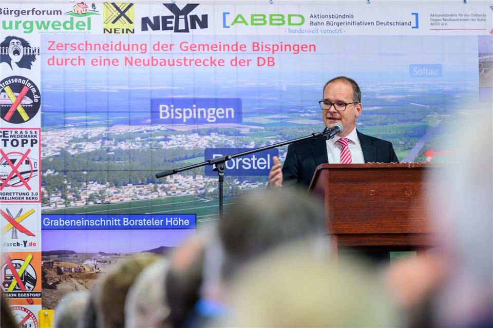 Grant Hendrik Tonne (SPD), Minister für Wirtschaft, Verkehr und Bauen von Niedersachsen, spricht beim „Heidegipfel“ zu dem die Bürgerinitiativen Pro-Alpha-E und der Projektbeirat Alpha-E eingeladen haben.Philipp Schulze/dpa