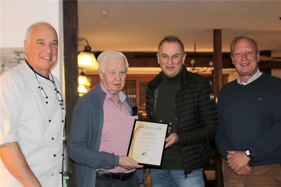 Gratulanten und Jubilar: Heinrich Heiming junior (von links), Heinrich Heiming senior, Olaf Lange und Hubert Looks.