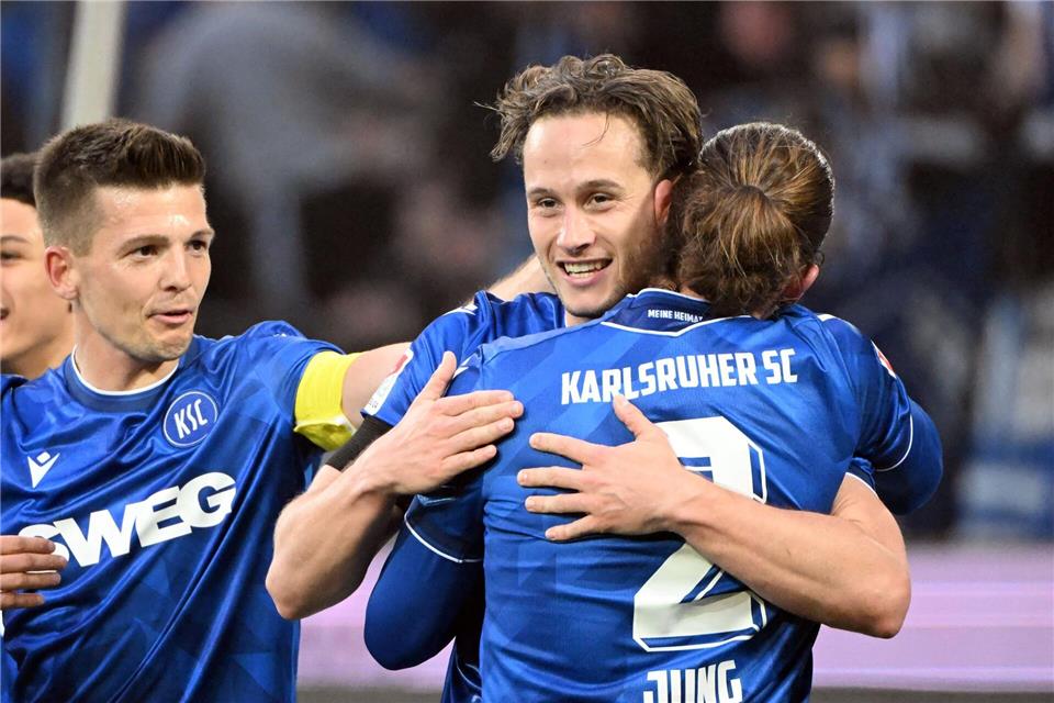 Gratulation für den Torschützen zum 2:1: Christoph Kobald (Mitte). Uli Deck/dpa