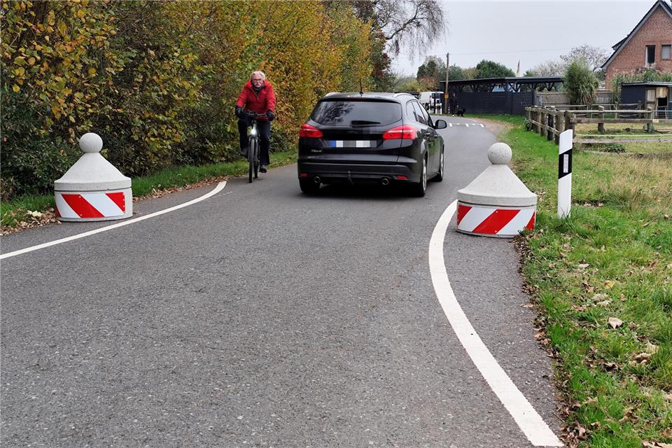 Graue Beton-Kegel sollen den Autoverkehr auf Fahrradstraßen ausbremsen.